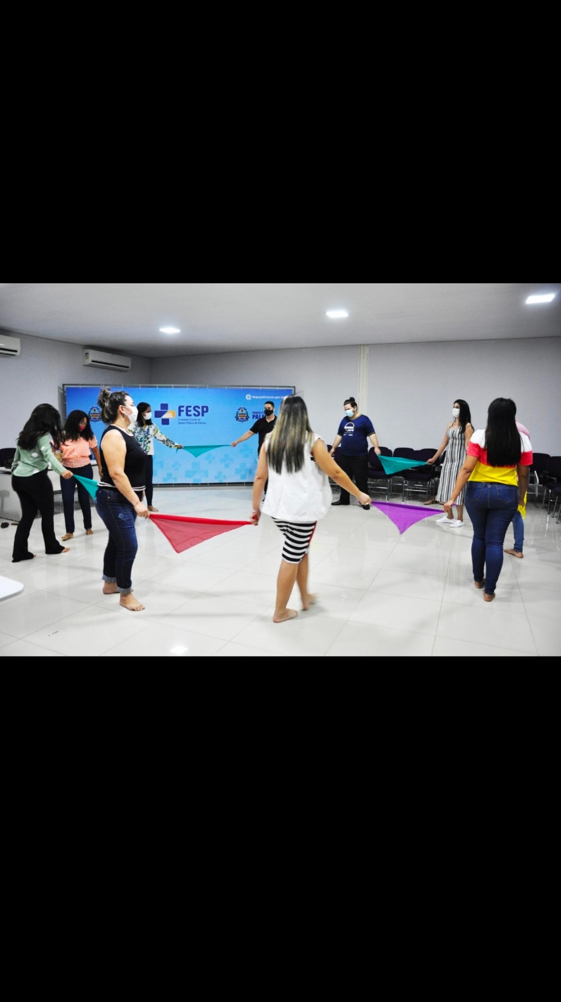 Dinâmica grupal com tecidos coloridos